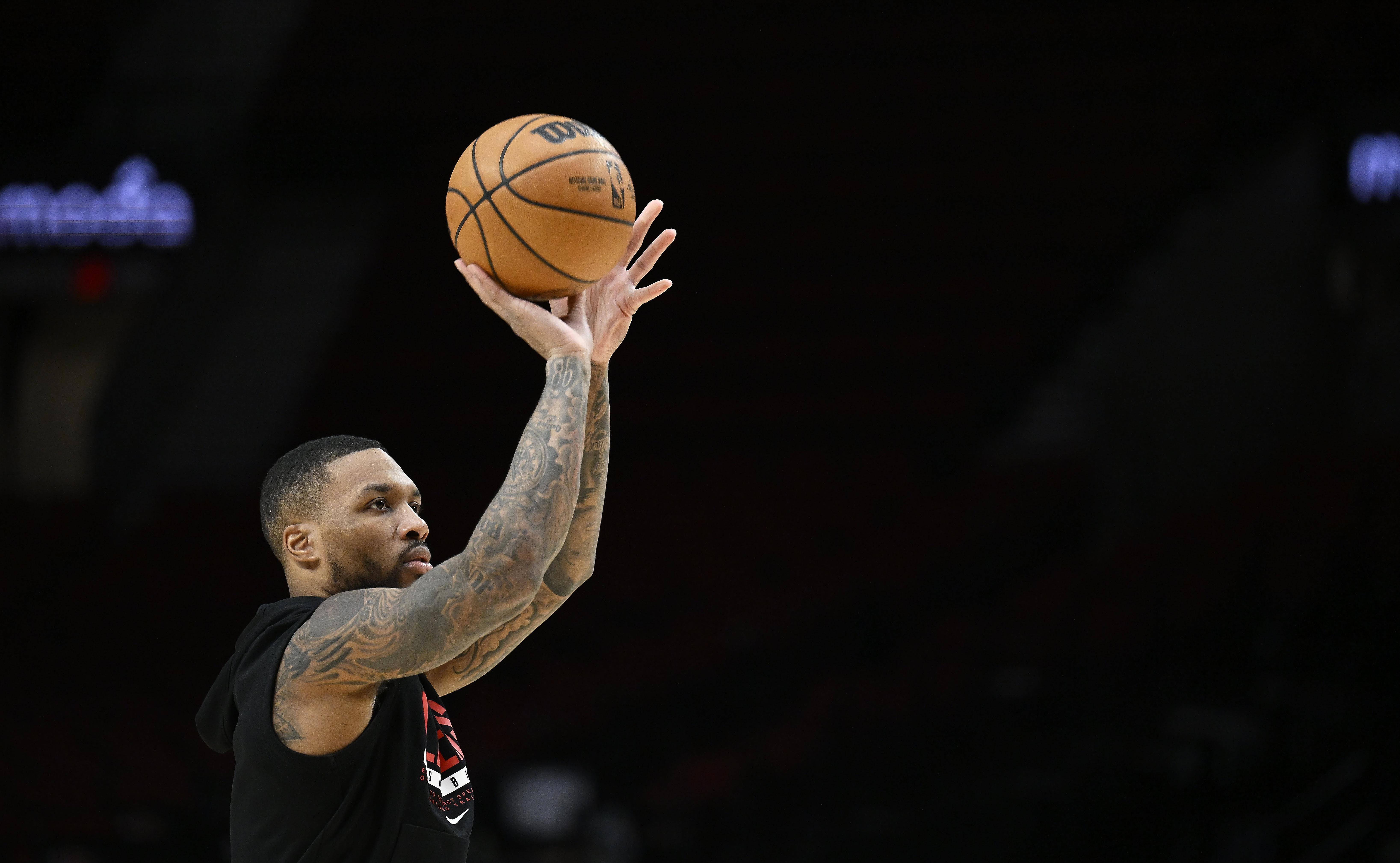 关于密尔沃基雄鹿训练开放日；赛前止住颓势引欢呼；社区盾在即；赛程密集仍需轮换的信息