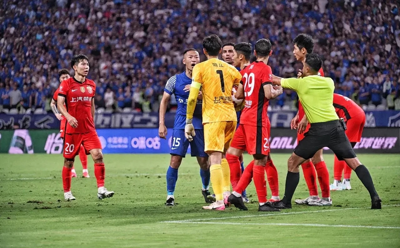 关于加时末段欧冠焦点战，上海海港手感冰凉，气氛紧张，年轻球员得到机会的信息